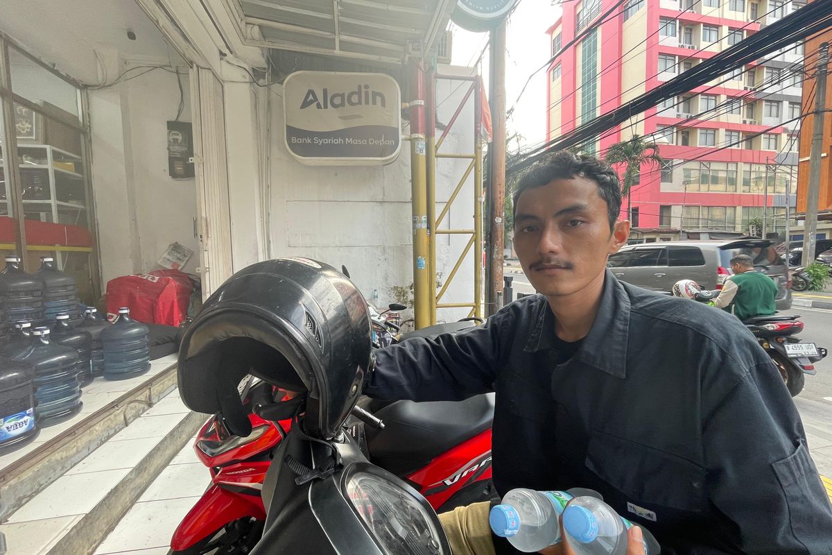 Syaidan (24) usai berbelanja di minimarket bilangan Raden Saleh, Jakarta Pusat, Jumat (10/5/2024)