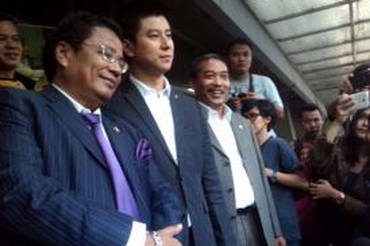 CEO Lamborghini Johnson Yaptonaga (tengah) dengan pengacara Hotman Paris (kiri) ketika melaporkan penyanyi Dewi Persik di Polda Metro Jaya, Jumat (19/9/2014).