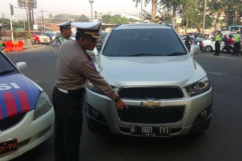 Mobil Berpelat Ganjil di Jalan DI Panjaitan Dialihkan ke Rute Alternatif