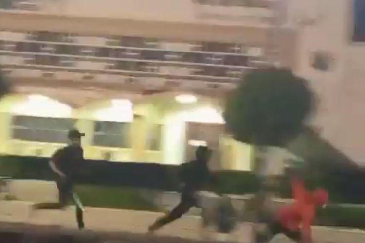 Tangkapan layar saat kejadian tawuran antar remaja di depan Wisma Ahmad Yani, Gresik, Selasa (5/4/2022).