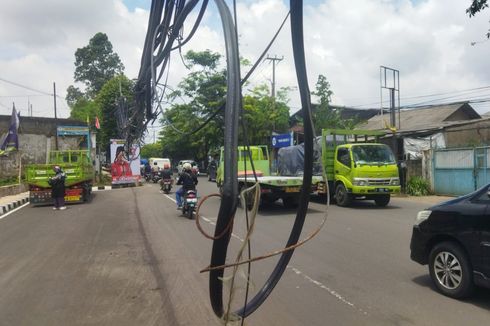 Kabel Menjuntai di Simpang 3 Gondrong Kota Tangerang, Warga Takut Tersengat Listrik 