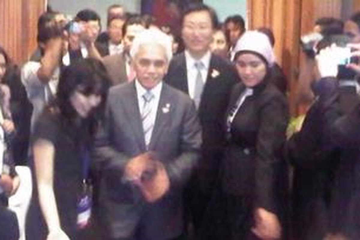 Menteri Koordinator Perekonomian Hatta Rajasa diiringi Menteri Ilmu Pengetahuan dan Perekonomian Korea Selatan, Choi Joong-Kyung (sebelah kiri-belakang Hatta) berjalan memasuki tempat Working Level Task Force Meeting Republik Indonesia dan Korea di Hotel Westin, Nusa Dua, Bali, Rabu (18/5/2011). Dalam kesempatan itu ditandatangani tujuh nota kesepahaman (Mou) antara Korea Selatan dan Indonesia. Indonesia menawarkan proyek-proyek yang menjadi bagian dari Masterplan for Acceleration and Expansion of Indonesia Economix Development (Rencana Induk Percepatan dan Perluasan Ekonomi Indonesia/ MP3EI) 2011-2025 kepada pemerintah dan pebisnis Korea Selatan. 
