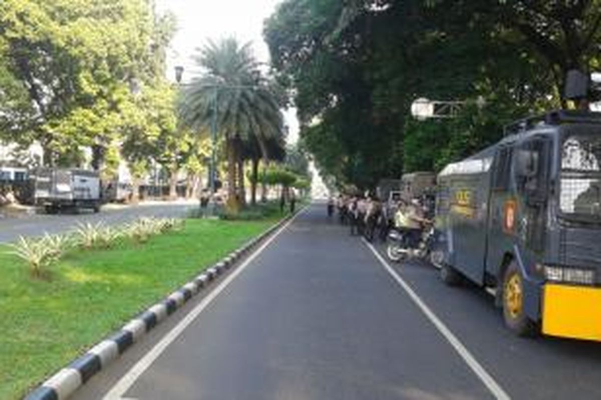 Jalan Imam Bonjol, Jakarta Pusat, ditutup sejak Selasa (22/7/2014)pagi. Penutupan tepat di depan gedung Komisi Pemilihan Umum (KPU).