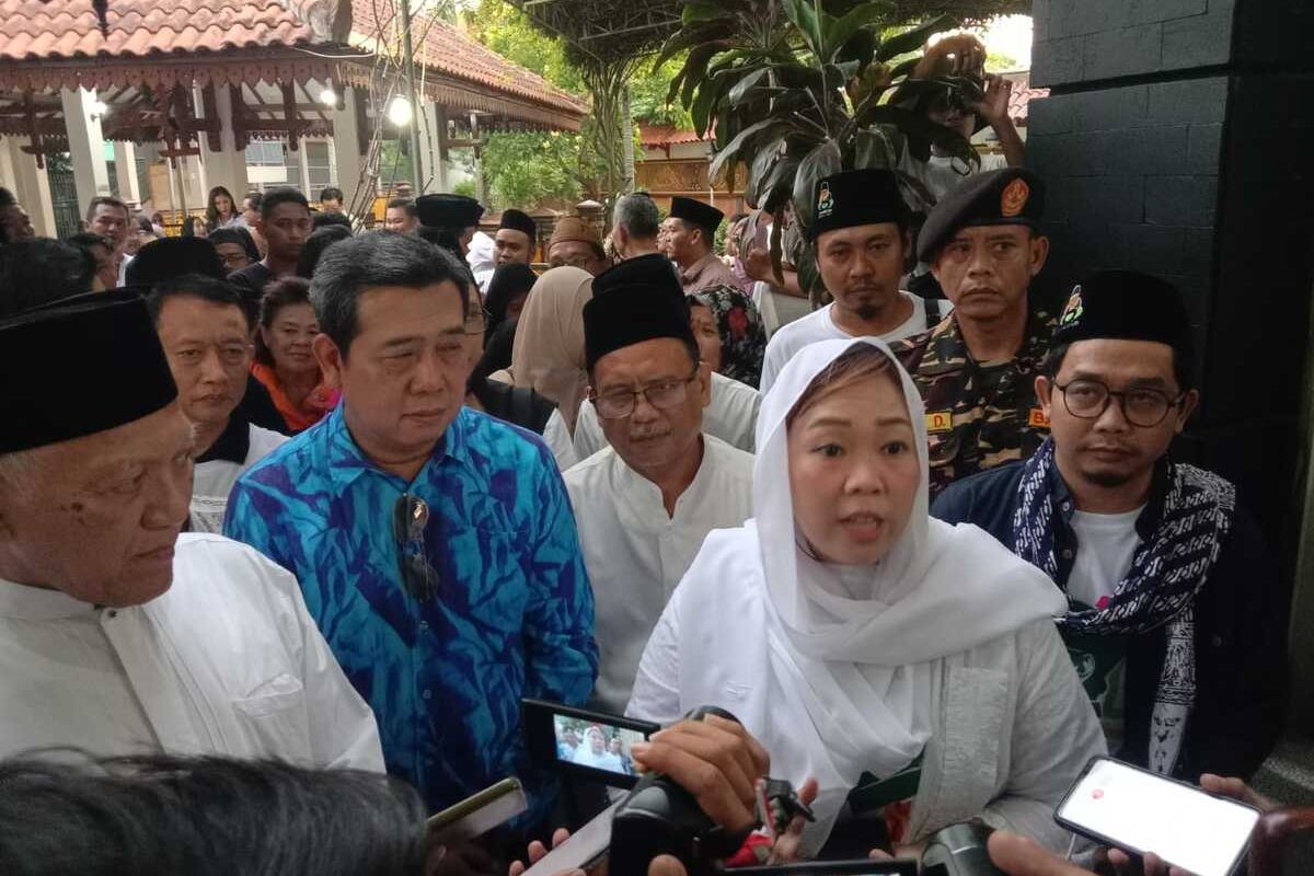 Inayah Wahid, didampingi didampingi pengasuh Pesantren Tebuireng KH. Abdul Hakim Mahfudz, serta Plt Kepala Museum dan Cagar Budaya Kemendikbud Ristek, Ahmad Mahendra, saat ziarah makam Gus Dur di kompleks Pesantren Tebuireng, Jombang, Jawa Timur, Minggu (17/12/2023) petang.
