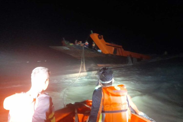 Evakuasi 12 ABK yang terombang-ambing di Perairan Semarang