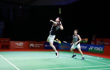 Aksi Kevin Sanjaya Sukamuljo (kiri-melompaat) dan Marcus Fernaldi Gideon (kanan) menghadapi Takuro Hoki/Yugo Kobayashi (Jepang) pada final Indonesia Open 2021 yang dihelat di Bali International Convention Centre, Minggu (28/11/2021).