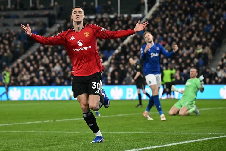 Benjamin Sesko merayakan gol dalam pertandingan sepak bola Liga Inggris antara Everton vs Manchester United di Stadion Hill Dickinson di Liverpool, barat laut Inggris pada 23 Februari 2026. (Foto oleh Paul ELLIS / AFP) 