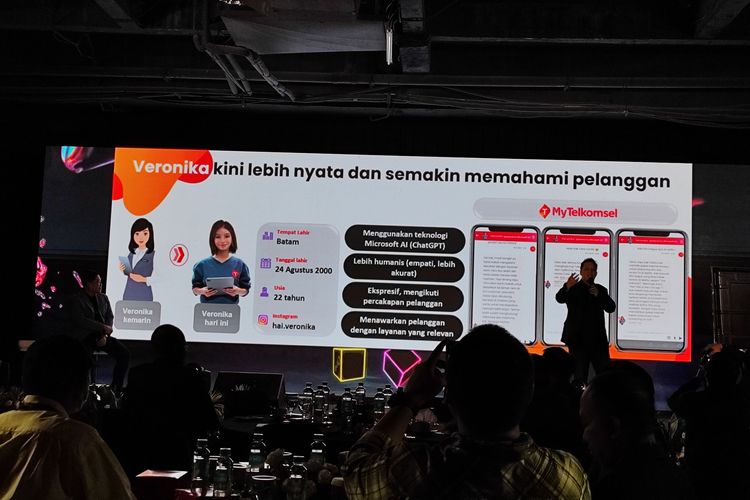 Direktur Sales Telkomsel, Adiwinahyu Sigit memamerkan fitur Veronika dalam peluncuran Telkomsel One di Beach City International Stadium, Ancol, Jakarta Utara, Jumat (21/7/2023).