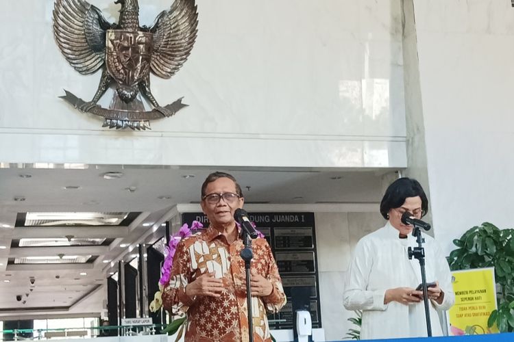 Menko Polhukam Mahfud MD dalam konferensi pers di Gedung Kementerian Keuangan (Kemenkeu), Jakarta, Sabtu (11/3/2023).