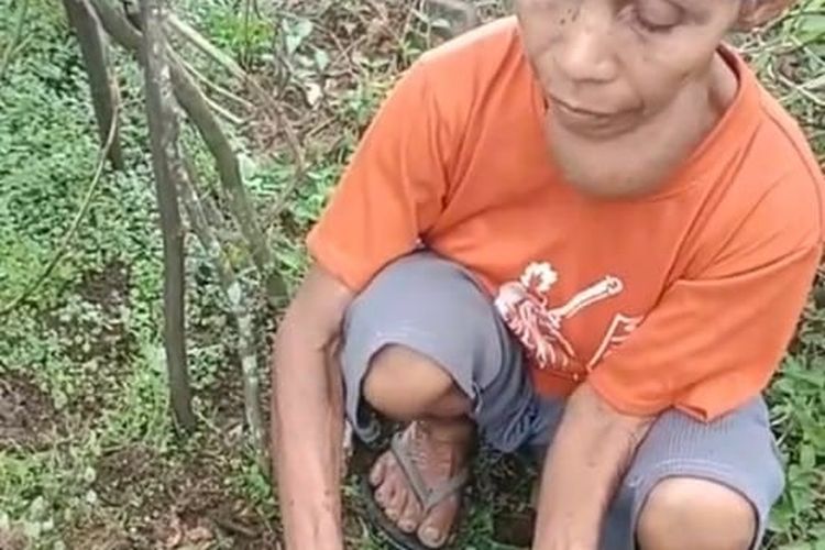 Maria Mamu (64), penderita sakit gondok di Kampung Satar Mata, Desa Gunung, Kec Kota Komba, Manggarai Timur, NTT. Tampak ia sedang bekerja di kebun pada Senin (4/3/2024) demi memenuhi kebutuhan keluarga dan pendidikan anaknya.