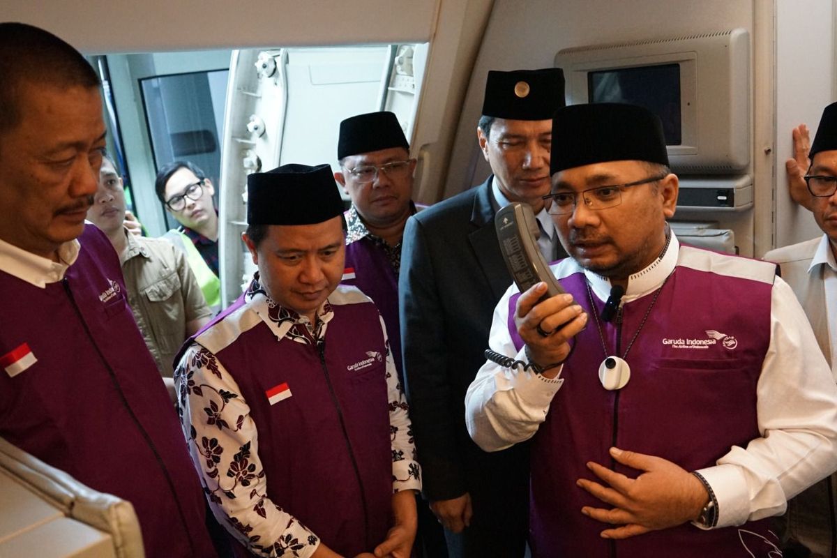 Menteri Agama Yaqut Cholil Qoumas melepas pemberangkatan perdana Haji 1445H/2024M oleh Garuda Indonesia yang ditandai dengan penerbangan GA-7301 yang mengangkut 393 jemaah dari Kloter I Jakarta di Bandara Internasional Soekarno-Hatta, Jakarta pukul 01.00 WIB pada Minggu (12/5/2024).  