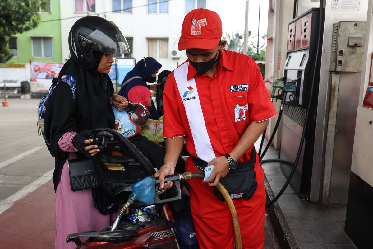 Warga terpaksa membeli BBM non-subsidi pertamax akibat BBM bersubsidi Pertalite di salah satu Stasiun Pengisian Bahan Bakar Umum (SPBU) di Depok, Jawa Barat kosong, Rabu (3/8/2022). Kuota BBM subsidi akan habis pada akhir tahun ini. Konsumsi BBM jenis Pertalite tahun ini diproyeksikan bakal mencapai 28 juta Kiloliter. Sementara kuota yang sudah ditetapkan pemerintah pada tahun ini hanya 23,05 juta Kiloliter, sehingga diprediksi hanya bertahan sampai September 2022.