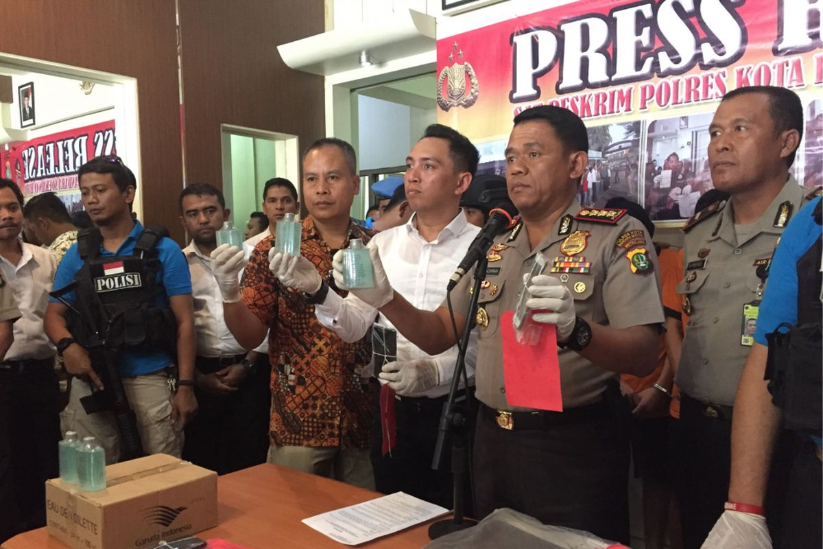 Polresta Bandara Soekarno-Hatta mengungkap sindikat pencuri parfum oleh oknum pegawai PT Aerowisata Food Services (ACS), anak usaha Garuda Indonesia, di Polresta Bandara Soekarno-Hatta, Senin (16/10/2017). 