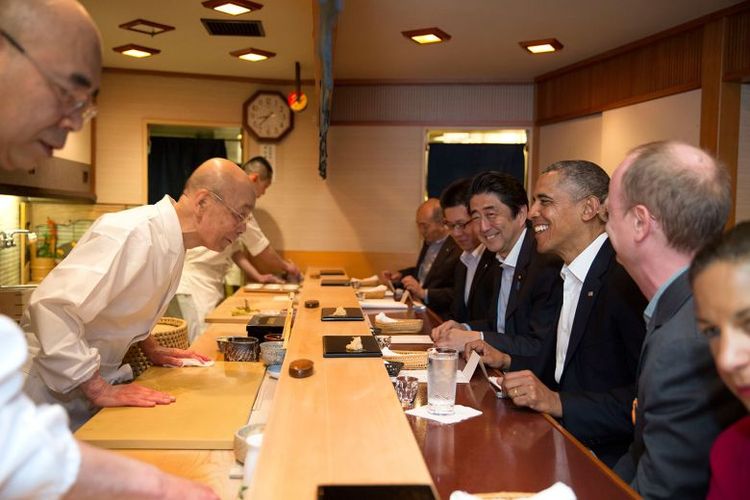 Presiden AS Barack Obama dan Perdana Menteri Jepang Shinzo Abe berbincang dengan sushi master Jiro Ono, di Tokyo, Jepang, 23 April 2014. (Official White House Photo by Pete Souza)