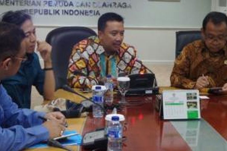 enpora Imam Nahrawi menerima Menteri Sekretaris Negara (Mensesneg) Pratikno dan rombongan di Kantor Kemenpora, Jakarta, Selasa (6/10) pagi.