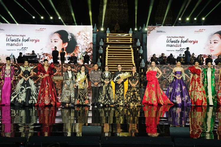 Bank Mandiri bersama IIKBM mengadakan peragaan busana mewah Gala Fashion Night: Wanita Indonesia Mandiri di Rama Shinta Garden Resto, Yogyakarta.