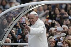 8 Anak Migran Suriah dan Afrika Naik "Popemobile" Bersama Paus Fransiskus