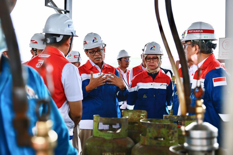 Wakil Menteri ESDM, Yuliot didampingi Kepala BPH Migas, Erika Retnowati, dan Direktur Manajemen Risiko Subholding Commercial & Trading PT Pertamina Patra Niaga Rahman Pramono Wibowo, melakukan peninjauan operasional refill tabung LPG 3kg area filling hall dalam acara  Satgas Nataru 2024 Pertamina Siaga ?Energi Keceriraan Baru? yang diselenggarakan di SPBE PT Agung Sarana Pertamina, Medan, Sumatera, Senin, (23/12/2024).