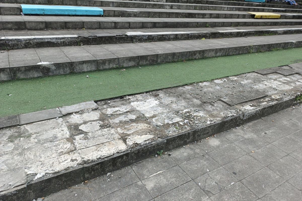 Paving blok dan rumput sintetis di area depan Taman Tegalega, Kota Bandung, Jawa Barat yang rusak pada pekan lalu akibat dari aktivitas pencarian koin digital Jagat, Senin (13/1/2025) siang.