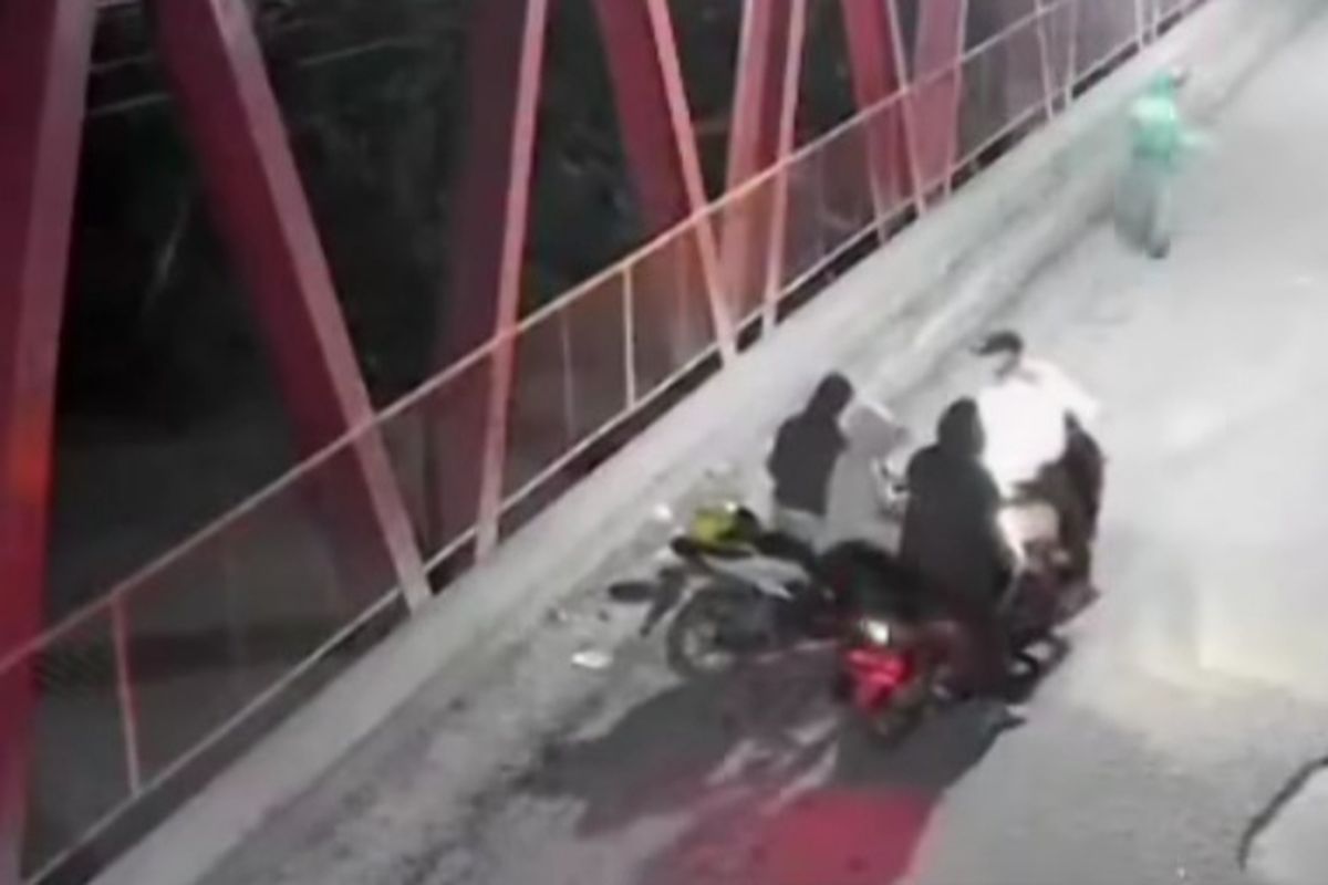 Aksi empat pria membawa senjata tajam dan membegal driver ojek online di Jembatan Tanjung Selamat, Kecamatan Pancur Batu, Kabupaten Deli Serdang, terekam CCTV dan videonya viral di media sosial.