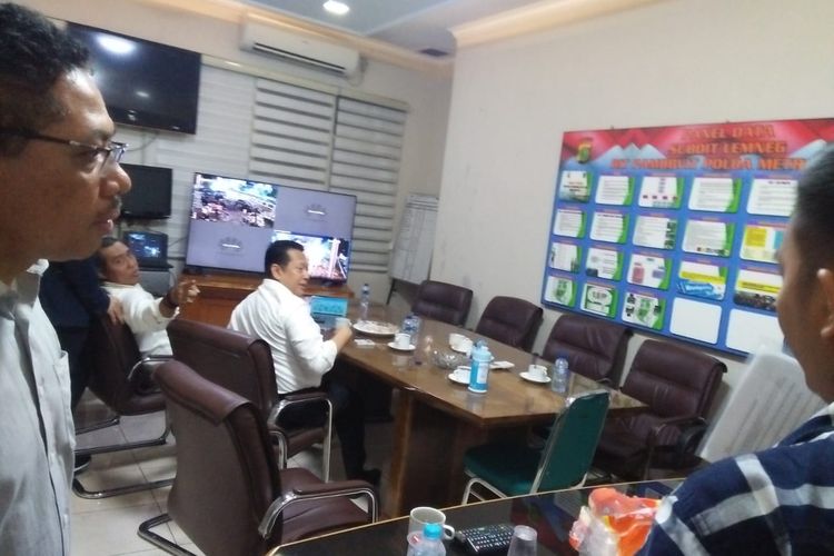 Ketua DPR Bambang Soesatyo memantau aksi demo di Pos Pengamanan lewat layar televisi