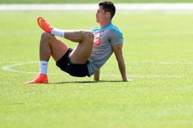 Gelandang Portugal, Cristiano Ronaldo, mengikuti sesi latihan tim nasional, di Florham Park, New Jersey, Sabtu (7/6/2014).