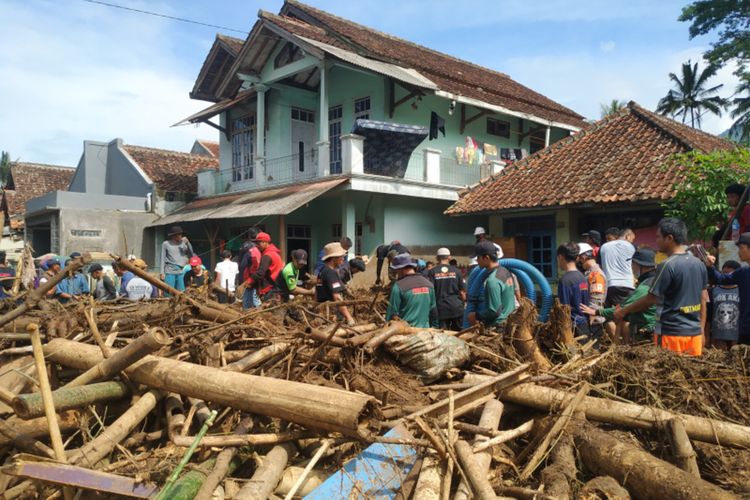 Dampak banjir bandang di Kampung Ciloa Desa Sukamukti Kecamatan Sukawening, Minggu (28/11/2021)