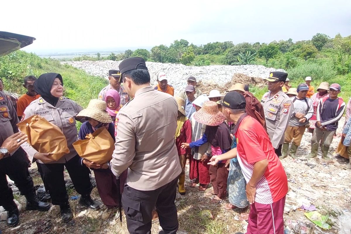 Siap Grak! Cerita Lucu Pemulung Sumenep Terima Sembako di TPA