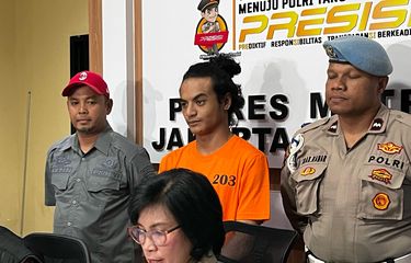 Seleb TikTok Vadel Badjideh dalam konferensi pers kasus dugaan aborsi dan pemerkosaan di Polres Jakarta Selatan, Jumat (14/2/2025).