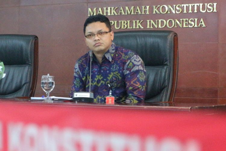 Juru Bicara Mahkamah Konstitusi Fajar Laksono ketika memberikan keterangan di Gedung MK, Jakarta, Kamis (15/2/2018).