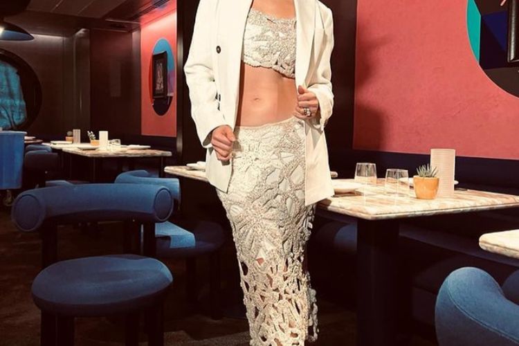 Dalam serangkaian foto yang diunggahnya di Instagram, J.Lo terlihat memamerkan otot perutnya dalam balutan outfit bergaya old Hollywood.
