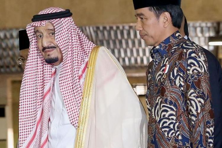 Raja Arab Saudi Salman bin Abdulaziz al-Saud dan Presiden Joko Widodo saat memasuki Masjid Istiqlal, Jakarta Pusat, Kamis (2/3/2017). Kunjungan Raja Salman ke Indonesia setelah 47 tahun lalu dalam rangka kerjasama bilateral Indonesia - Arab Saudi.