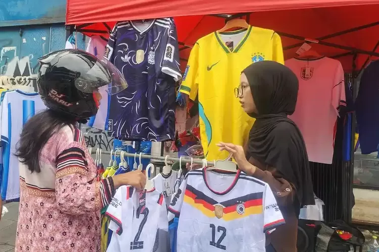 Demam Piala Dunia di Jayapura, Penjualan Jersey Mulai Ramai Diburu Warga