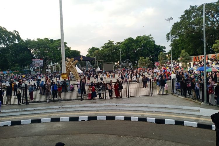 Suasana Alun-alun Garut, Jawa Barat, usai insiden tiga orang tewas akibat terinjak saat mengantre makanan gratis dalam rangkaian acara pernikahan Maula Akbar, putra Gubernur Jawa Barat Dedi Mulyadi dan Wakil Bupati Garut Putri Karlina yang bertajuk Pesta Rakyat, Jumat (18/7/2025).