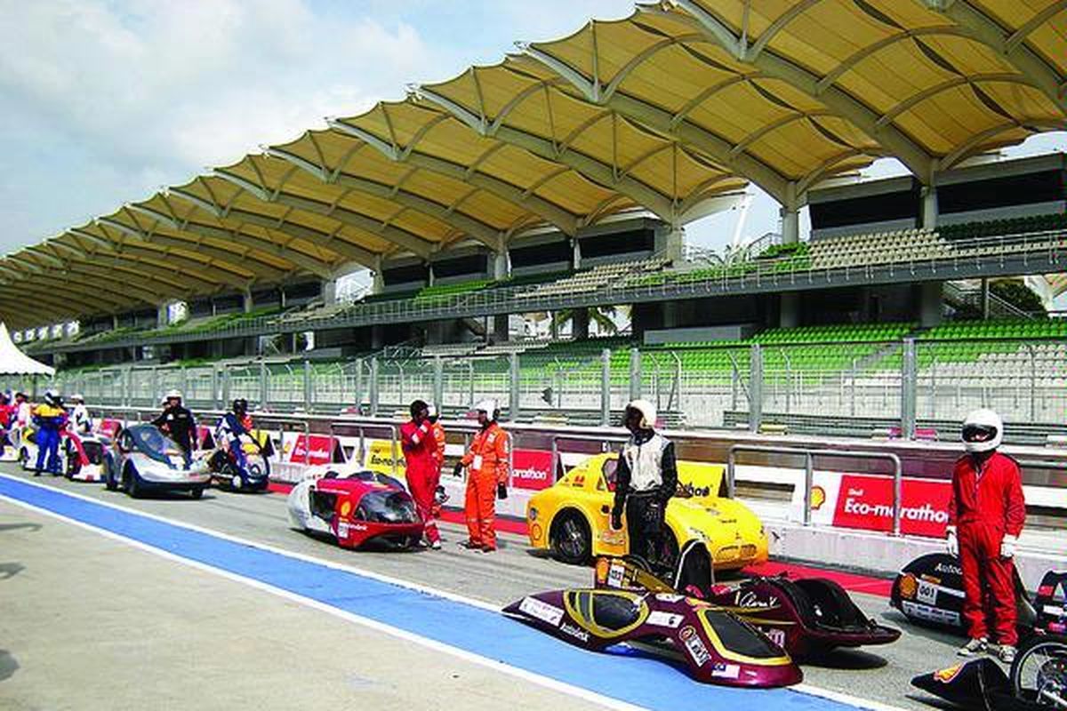 Puluhan kendaraan dengan kategori prototipe dan urban concept, peserta Shell Eco-Marathon Asia 2010, tengah berjajar saat defile peserta di Sirkuit Internasional F-1 Sepang, Kuala Lumpur, Malaysia, 8-10 Juli.