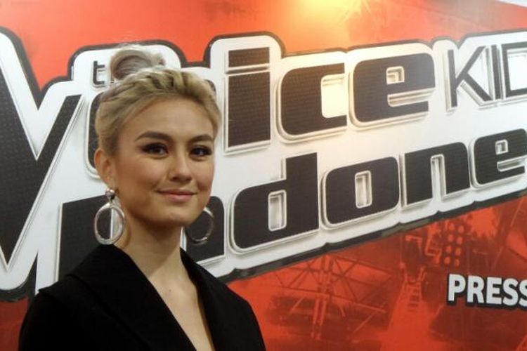 Vokalis Agnez Mo saat diabadikan dalam jumpa pers The Voice Kids Indonesia di kawasab Kebon Jeruk, Jakarta Barat, Selasa (16/8/2016).