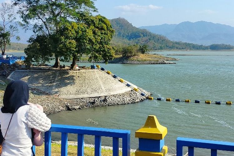 Debit air Waduk Malahayu yang berada di Kecamatan Banjarharjo, Kabupaten Brebes Jawa Tengah pada tahun ini menyusut drastis turut terdampak fenomena alam El Nino, Jumat (1/9/2023)