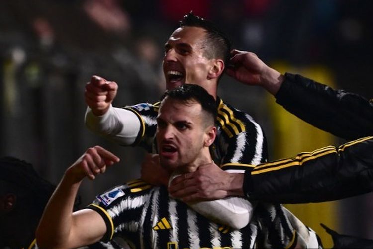 Bek Juventus, Federico Gatti, berselebrasi bersama rekan setimnya dalam lanjutan Liga Italia 2023-2024 antara Monza vs Juventus di Stadion Bianteo pada 1 Desember 2023. Artikel ini berisi prediksi skor dan susunan pemain Juventus vs Napoli. (Foto oleh Marco BERTORELLO / AFP)