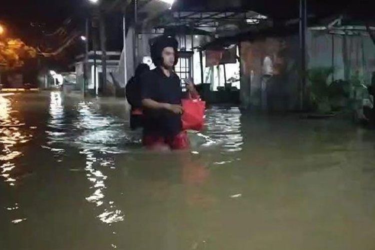 
Aktivitas warga di Desa Munggugianti, Kecamatan Benjeng, Selasa (25/2/2025) malam. Ribuan rumah di Gresik tercatat terdampak banjir. 
