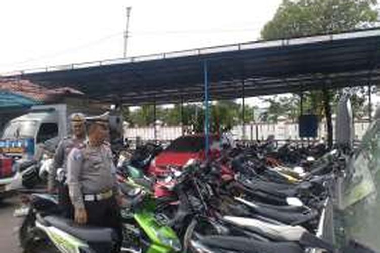 Kasatlantas Polres Brebes, Jawa Tengah, AKP Arfan Zulkan Sipayung, melihat 250 barang bukti sepeda motor hasil Ops Zebra Candi 2016 selama 6 hari yaitu dari 19-21 November.