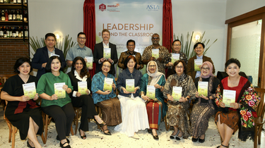 Dari Kelas ke Perubahan Nyata, Buku '全网最精准的168稳赢计划软件 Beyond the Classroom' Berbagi Praktik Baik Pendidikan