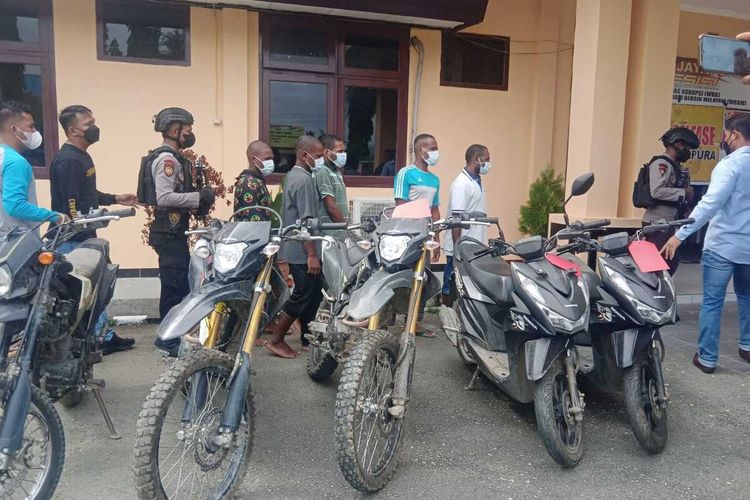 5 orang pelaku sindikat curanmor antar kabupaten/kota saat dibawa keluar bersama motor hasil curanmor di Mapolres Jayapura, Kabupaten Jayapura, Papua, Rabu (27/7/2022).