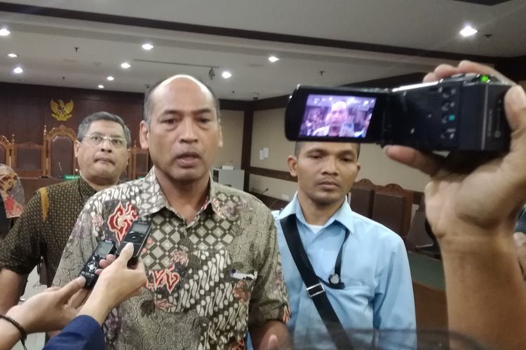 Deputi IV Kementerian Pemuda dan Olahraga (Kemenpora) Mulyana seusai tuntutan terhadap dirinya dibacakan di Pengadilan Tindak Pidana Korupsi, Jakarta, Kamis (15/8/2019).