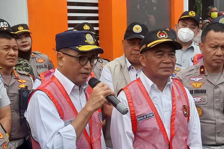 Menteri Perhubungan (Menhub) Budi Karya Sumadi saat meninjau pos pelayanan (posyan) libur Natal 2022 dan Tahun Baru 2023 alias Nataru di Simpang Gadog, Kecamatan Ciawi, Kabupaten Bogor, Jawa Barat, Jumat (30/12/2022).