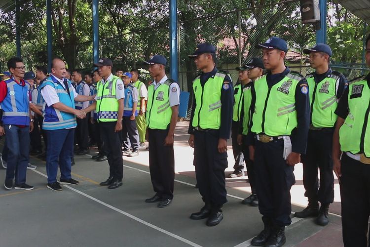 Kepala Satuan Tugas Arus Mudik Balik 2019 PT Jasa Marga Tol Palikanci, Zakaria didampingi Manager Traffic Agus Hartoyo, mengecek kesiapan petugas dan armada di kantor setempat, Jumat (24/5/2019). Jasa Marga Palikanci melakukan berbagai persiapan untuk menyukseskan rencana satu arah yang direncakan pemerintah dalam arus mudik dan balik 2019. 