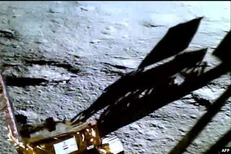 Penjelajah Chandrayaan-3 saat bermanuver dari pendarat Bulan ke permukaan Bulan. India mulai menjelajahi permukaan Bulan dengan kendaraan penjelajah pada 24 Agustus.