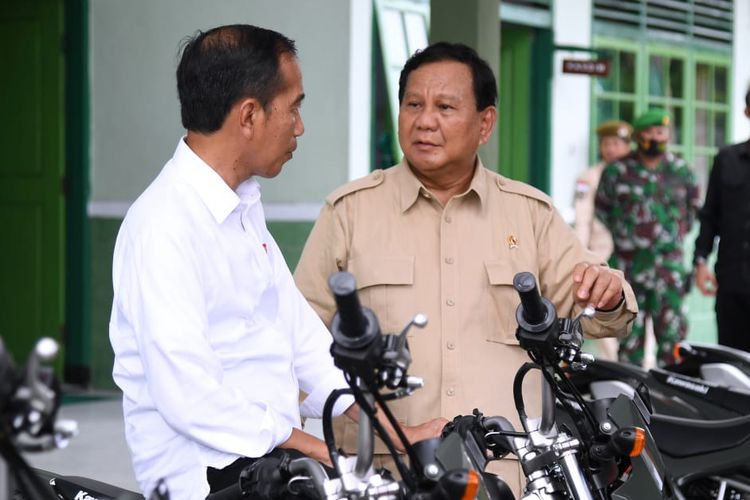 Presiden Joko Widodo dan Menteri Pertahanan Prabowo Subianto saat menyerahkan 40 unit kendaraan bermotor dari Kementerian Pertahanan kepada Komando Distrik Militer (Kodim) 1503/Tual, Maluku Tenggara, Rabu (14/9/2022).