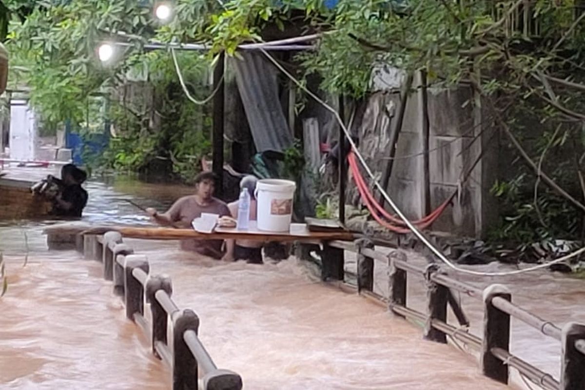 Banjir masih menggenang wilayah Kebon Jeruk, Jakarta Barat pada Rabu (1/1/2020) malam.