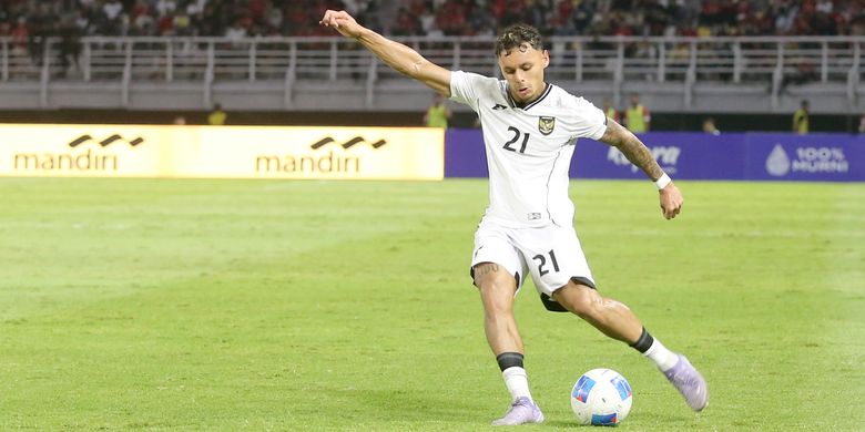 Pemain timnas Indonesia Dean James saat laga FIFA Matchday melawan Lebanon yang berakhir dengan skor 0-0 di Stadion Gelora Bung Tomo Surabaya, Jawa Timur, Senin (8/9/2025) malam.