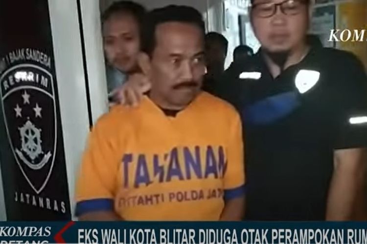 Mantan Wali Kota Blitar, M Samanhudi Anwar, resmi ditahan di Gedung Direktorat Tahanan dan Barang Bukti (Dittahti) Markas Kepolisian Daerah (Polda) Jawa Timur (Jatim), sekitar pukul 03.30 WIB, Sabtu (28/1/2023). Ia telah ditetapkan sebagai tersangka dalam perampokan Rumah Dinas Wali Kota Blitar Santoso.
